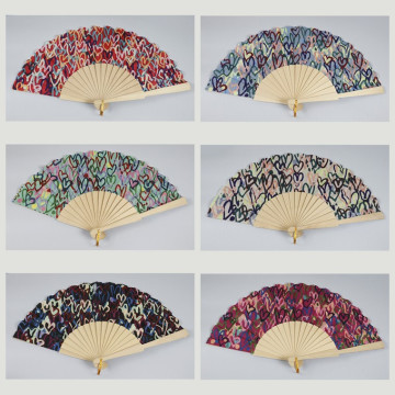 Gancho 17 - Abanico de madera con diseño de: Corazones. Colores surtidos