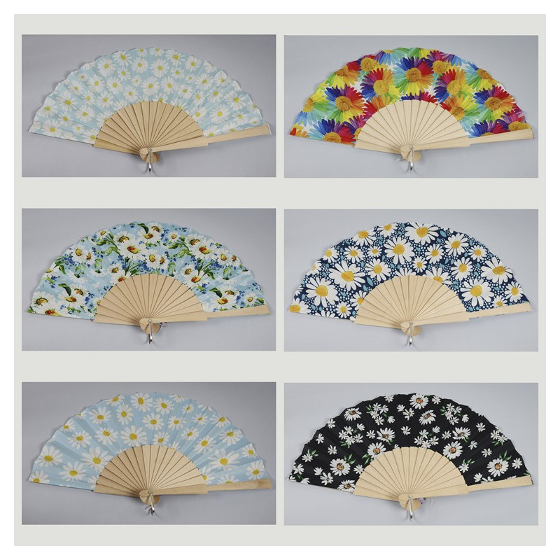 Gancho 47 - Abanico de madera con diseño de: Margaritas. Colores surtidos Gancho 47 - Abanico de madera con diseño de: Margaritas. Colores surtidos