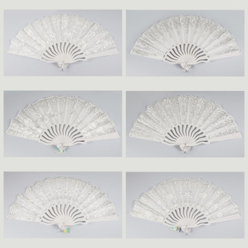 Gancho 56 - Abanico de plástico con diseño de: Blanco con Relieve Plateado. Modelos surtidos