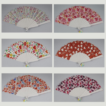 Gancho 58 - Abanico de plástico con diseño de: Corazones. Colores surtidos