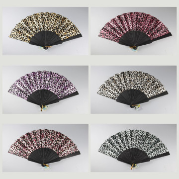 Hook 67 - Plastic fan with design: Leopard. Assorted colours