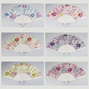 Gancho 74 - Abanico de plástico con diseño de: Flores. Colores surtidos