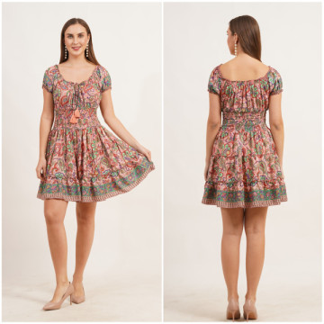 Vestido corto Poliéster. Talla Única / 4 colores