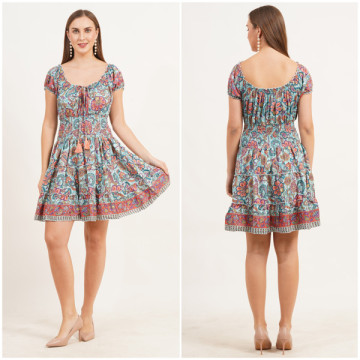 Vestido corto Poliéster. Talla Única / 4 colores