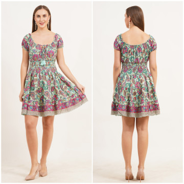 Vestido corto Poliéster. Talla Única / 4 colores