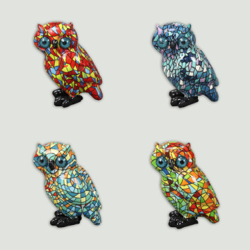 Resin owl 5x7.5 cm. Assorted color.