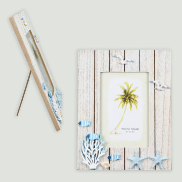 Wooden photo frame with base coral 17x22 cm. Photo size: 9x14 cm.