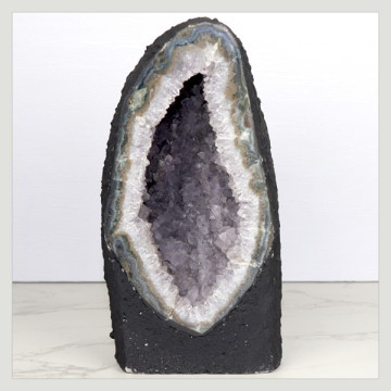 Amethyst Chapel 3.04 Kg. approx. 9.5 x 19.5 x 11 cm. approx