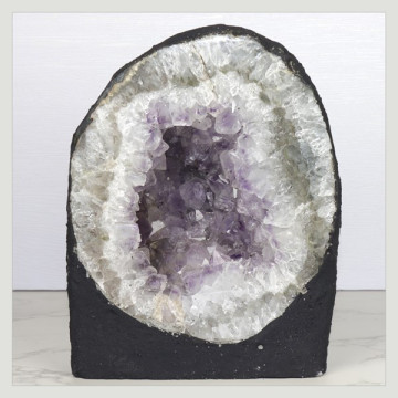 Capilla Amatista de 3,86 Kg. aprox. 14 x 19 x 10,5 cm. aprox