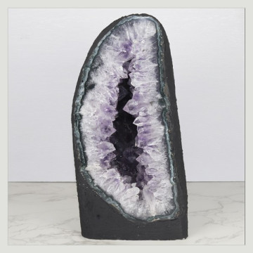 Capilla Amatista de 5,56 Kg. aprox. 14,5 x 29 x 14 cm. aprox