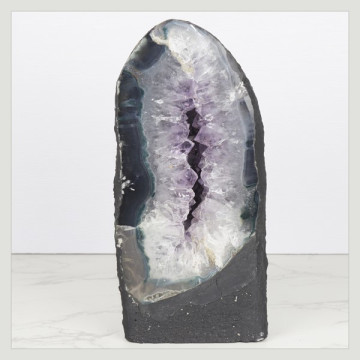 Capilla Amatista de 3,8 Kg. aprox. 10 x 22 x 10 cm. aprox