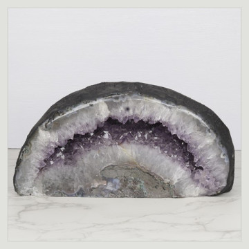 Capilla Amatista de 4,96 Kg. aprox. 25 x 12 x 12,5 cm. aprox