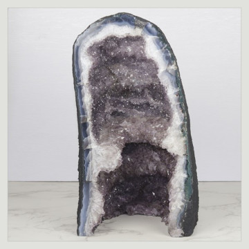 Capilla Amatista de 7,12 Kg. aprox. 16 x 28,5 x 17,5 cm. aprox