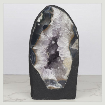 Capilla Amatista de 4,16 Kg. aprox. 11 x 22,5 x 10,5 cm. aprox