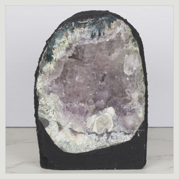 Capilla Amatista de 4 Kg. aprox. 14 x 20 x 10,5 cm. aprox