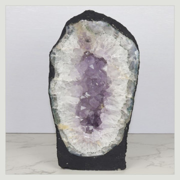 Capilla Amatista de 5,38 Kg. aprox. 14,5 x 26,5 x 9,5 cm. aprox