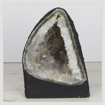 Capilla Amatista de 1,78 Kg. aprox. 11,5 x 16 x 9 cm. aprox