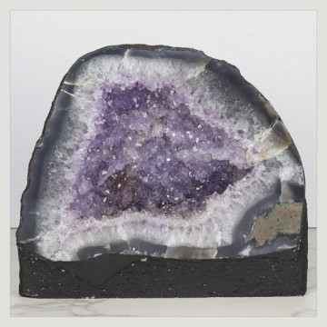 Capilla Amatista de 6,3 Kg. aprox. 23 x 19,5 x 13,5 cm. aprox