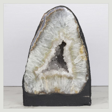 Capilla Amatista de 8,04 Kg. aprox. 17 x 24,5 x 14 cm. aprox