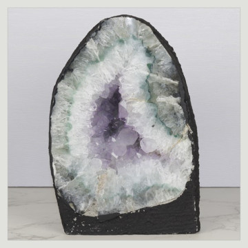 Capilla Amatista de 5,5 Kg. aprox. 151 x 22 x 11,5 cm. aprox