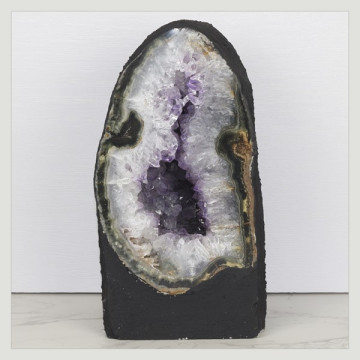 Capilla Amatista de 5,54 Kg. aprox. 13 x 24,5 x 11 cm. aprox