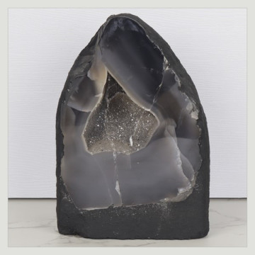 Capilla Amatista de 2,3 Kg. aprox. 11 x 16 x 9,5 cm. aprox