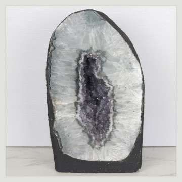 Capilla Amatista de 7,48 Kg. aprox. 15 x 27,5 x 12 cm. aprox