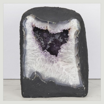 Capilla Amatista de 7,96 Kg. aprox. 16 x 20,5 x 14,5 cm. aprox