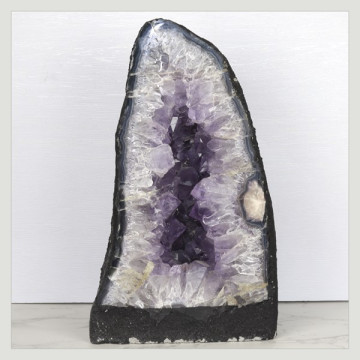 Amethyst Chapel 8.62 Kg. approx. 18 x 30 x 14.5 cm. approx