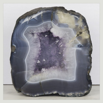 Capilla Amatista de 6,72 Kg. aprox. 18,5 x 21 x 12 cm. aprox