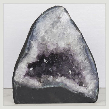 Capilla Amatista de 5,8 Kg. aprox. 19 x 21 x 14 cm. aprox