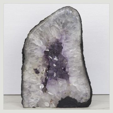 Capilla Amatista de 4,12 Kg. aprox. 15,5 x 22 x 10 cm. aprox