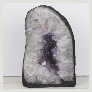 Capilla Amatista de 4,08 Kg. aprox. 13,5 x 21 x 11 cm. aprox