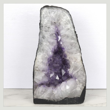 Capilla Amatista de 7,14 Kg. aprox. 16,5 x 30 x 14 cm. aprox