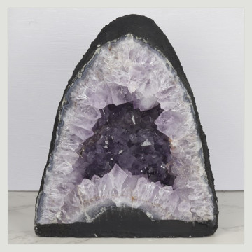 Capilla Amatista de 10,68 Kg. aprox. 22,5 x 26 x 17,5 cm. aprox