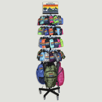 ADVENTURE BACKPACKS. Expositor mochilas con 192 piezas