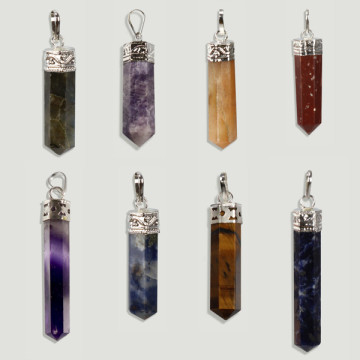 MINÉRAUX ASSORTIS. Pendentif plaqué argent. Conseil