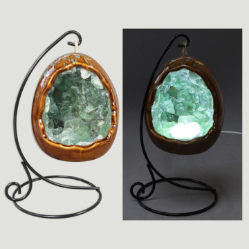 Candeeiro em formato de ovo de dinossauro. Fluorite sortida. LED USB. 9x11cm.