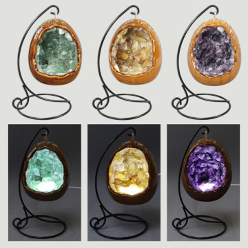 Candeeiro em formato de ovo de dinossauro. Fluorite sortida. LED USB. 9x11cm.