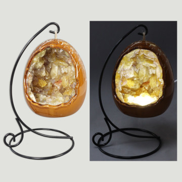 Candeeiro em formato de ovo de dinossauro. Fluorite sortida. LED USB. 9x11cm.
