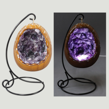 Candeeiro em formato de ovo de dinossauro. Fluorite sortida. LED USB. 9x11cm.