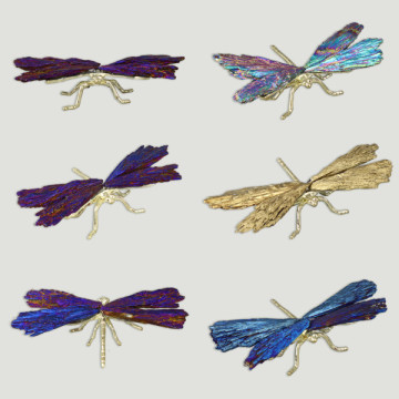 Libélula Taramita de metal dorado. Colores surtidos. 4,5cm aprox.