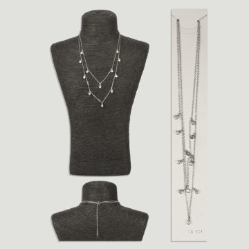 Silver pendant with 12 round cubic zirconia. Chain: 45cm approx.
