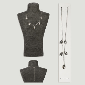 Silver pendant with 5 smooth seashells. Chain: 40cm approx.