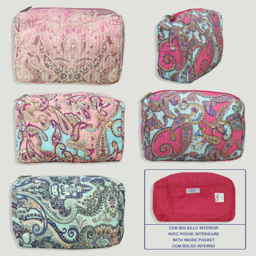 Trousse de toilette en polyester. Modèles assortis. 24x15x6cm