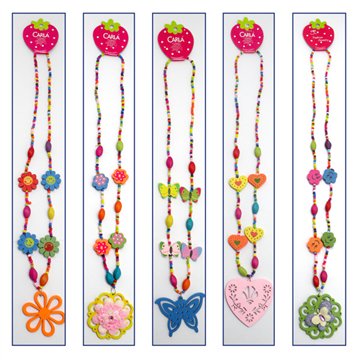 Colar infantil em madeira com pendente. Modelos variados