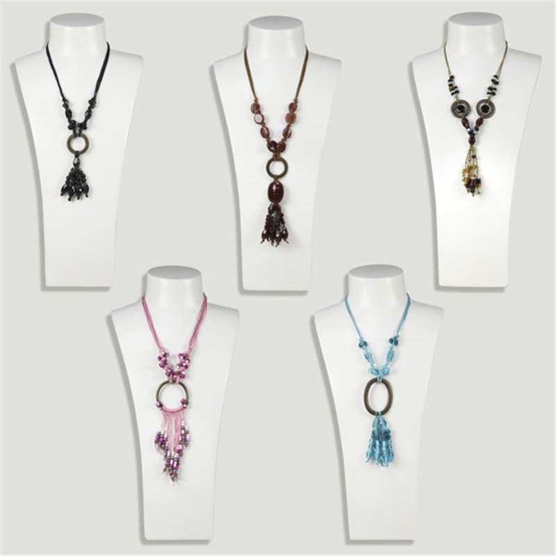 Collier en cristal et métal. Modèles et couleurs assortis Collier en cristal et métal. Modèles et couleurs assortis