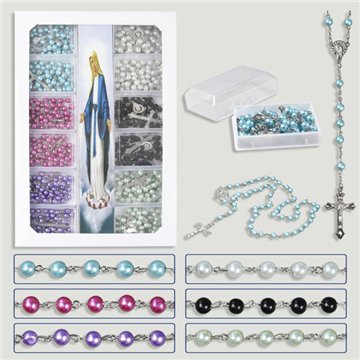 Chapelet en perles synthétiques dans une petite boîte. Couleurs assorties.