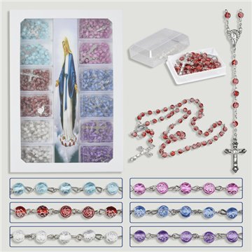 Chapelet avec motif rose dans une petite boîte. Couleurs assorties.