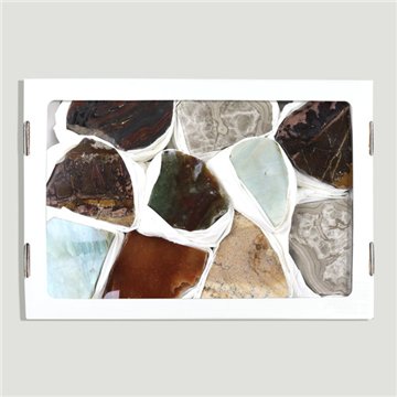 Coffret de minéraux assortis avec base taillée. 26x17 cm